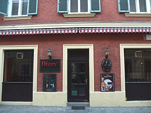 Erdgeschoß mit Lokal