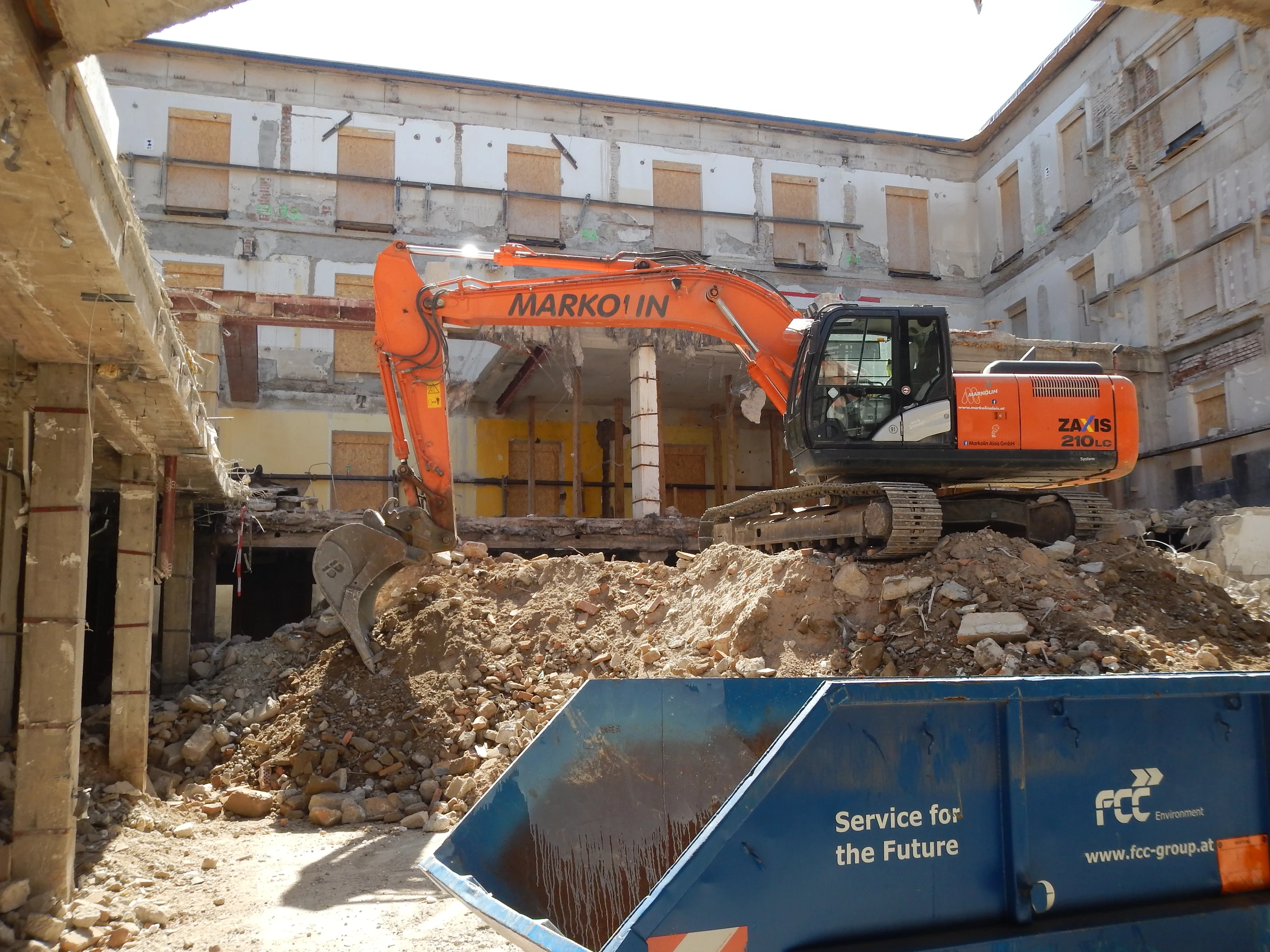 Abbruch im Inneren, Stützkonstruktion an der Fassade